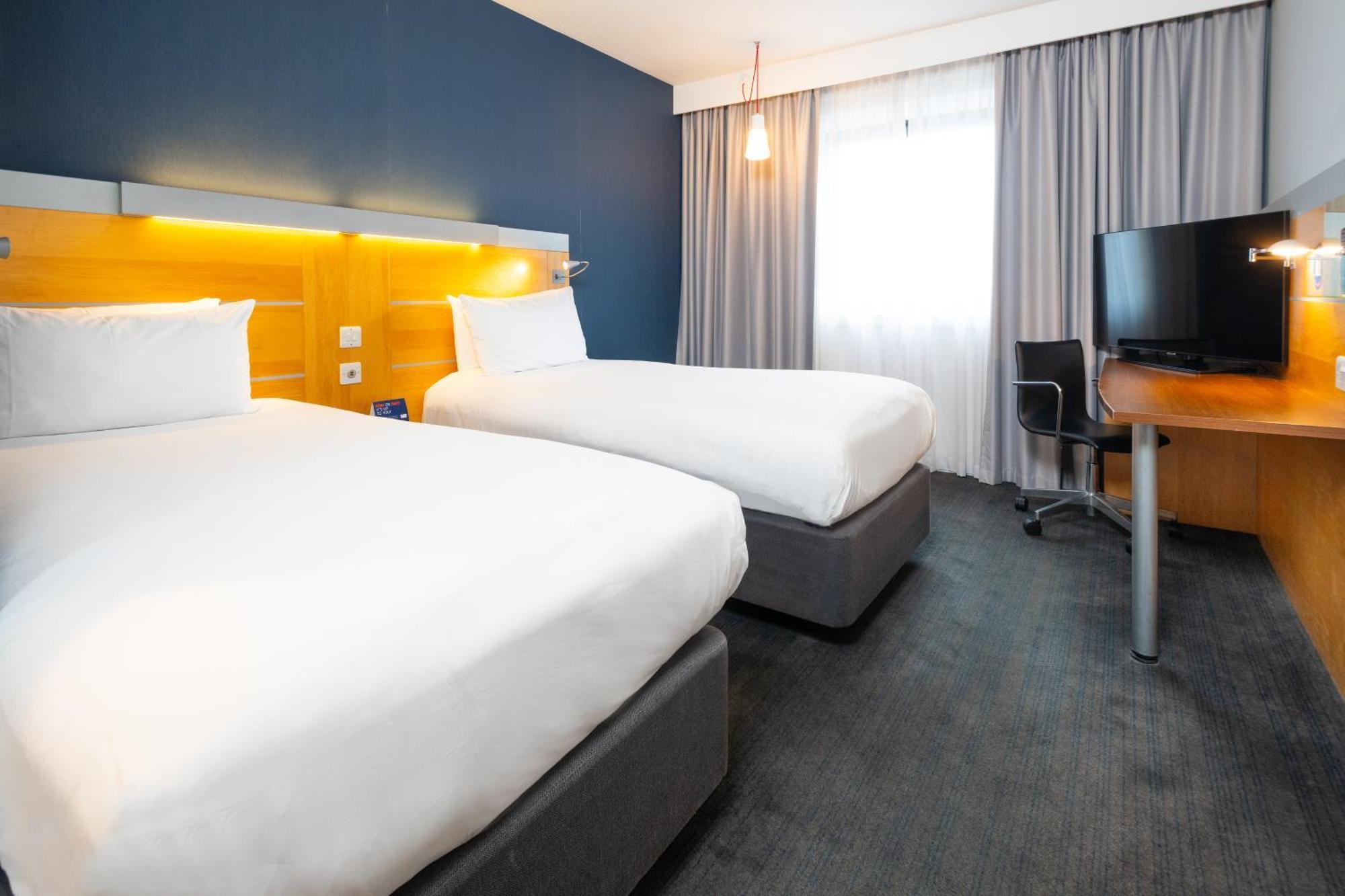 Holiday Inn Express Bedford By Ihg מראה חיצוני תמונה