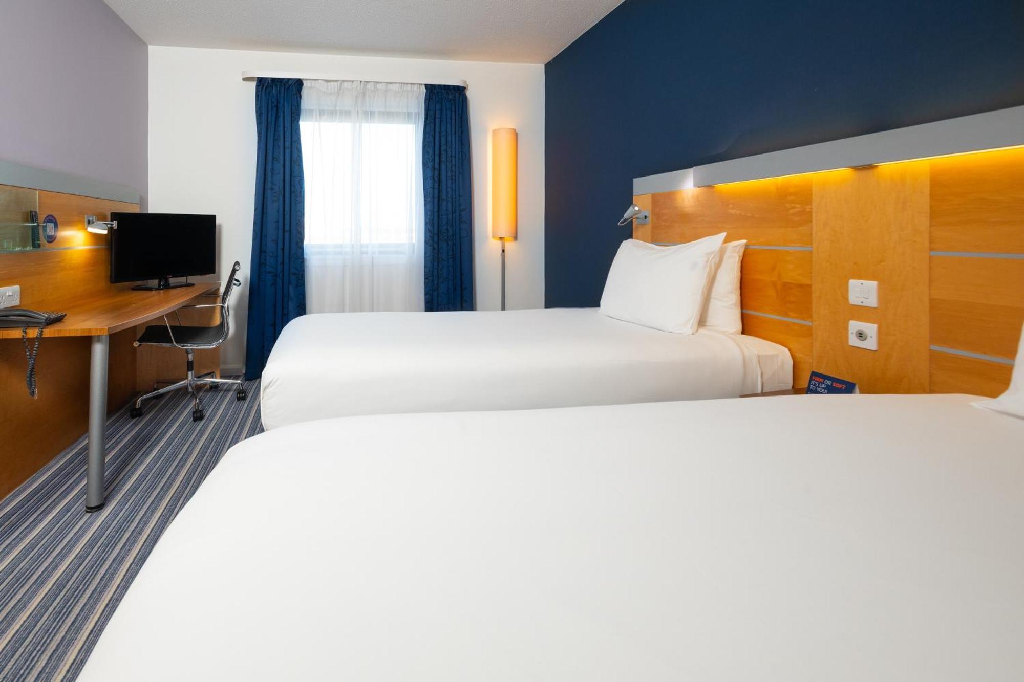 Holiday Inn Express Bedford By Ihg מראה חיצוני תמונה