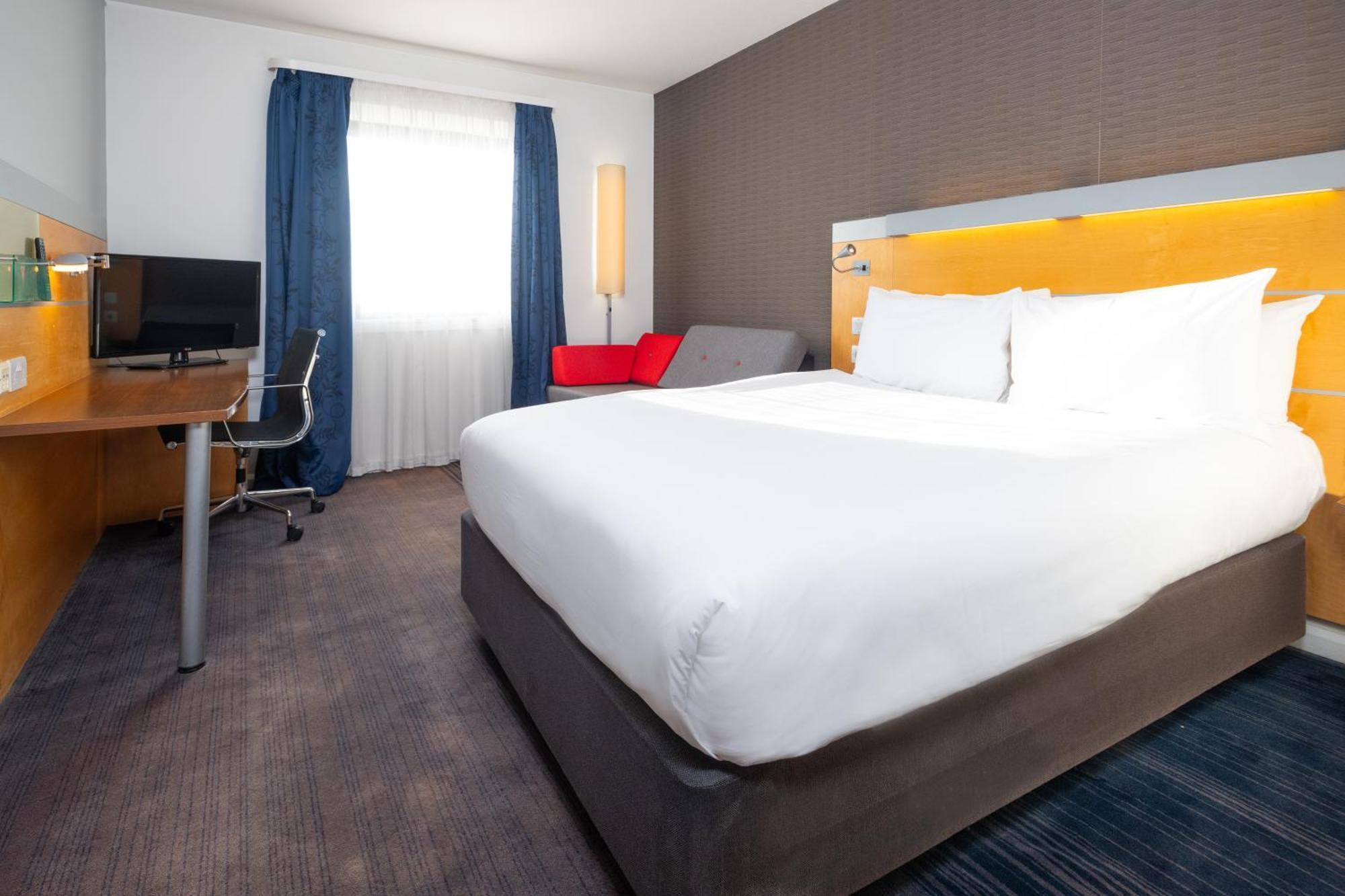 Holiday Inn Express Bedford By Ihg מראה חיצוני תמונה
