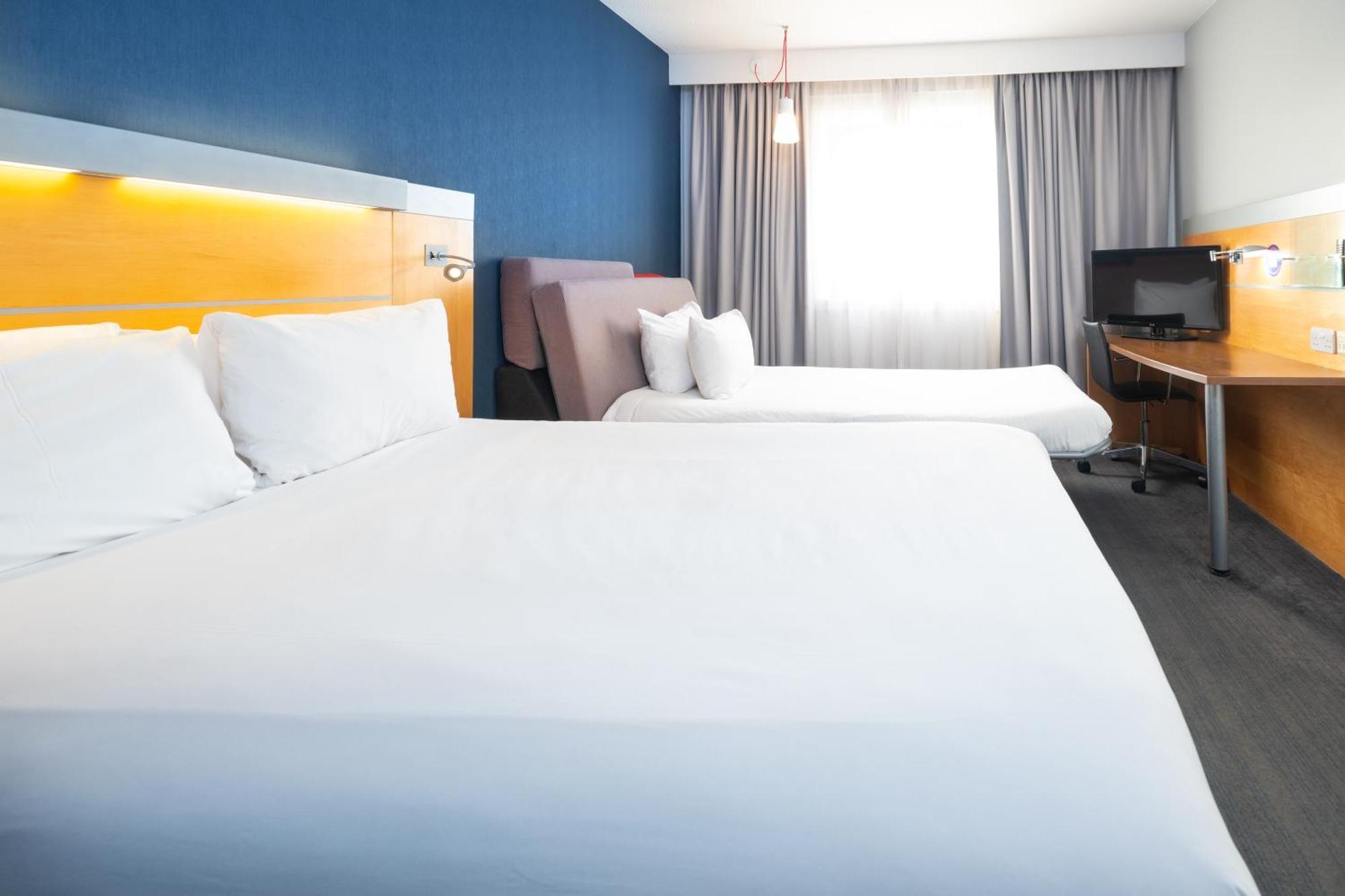 Holiday Inn Express Bedford By Ihg מראה חיצוני תמונה