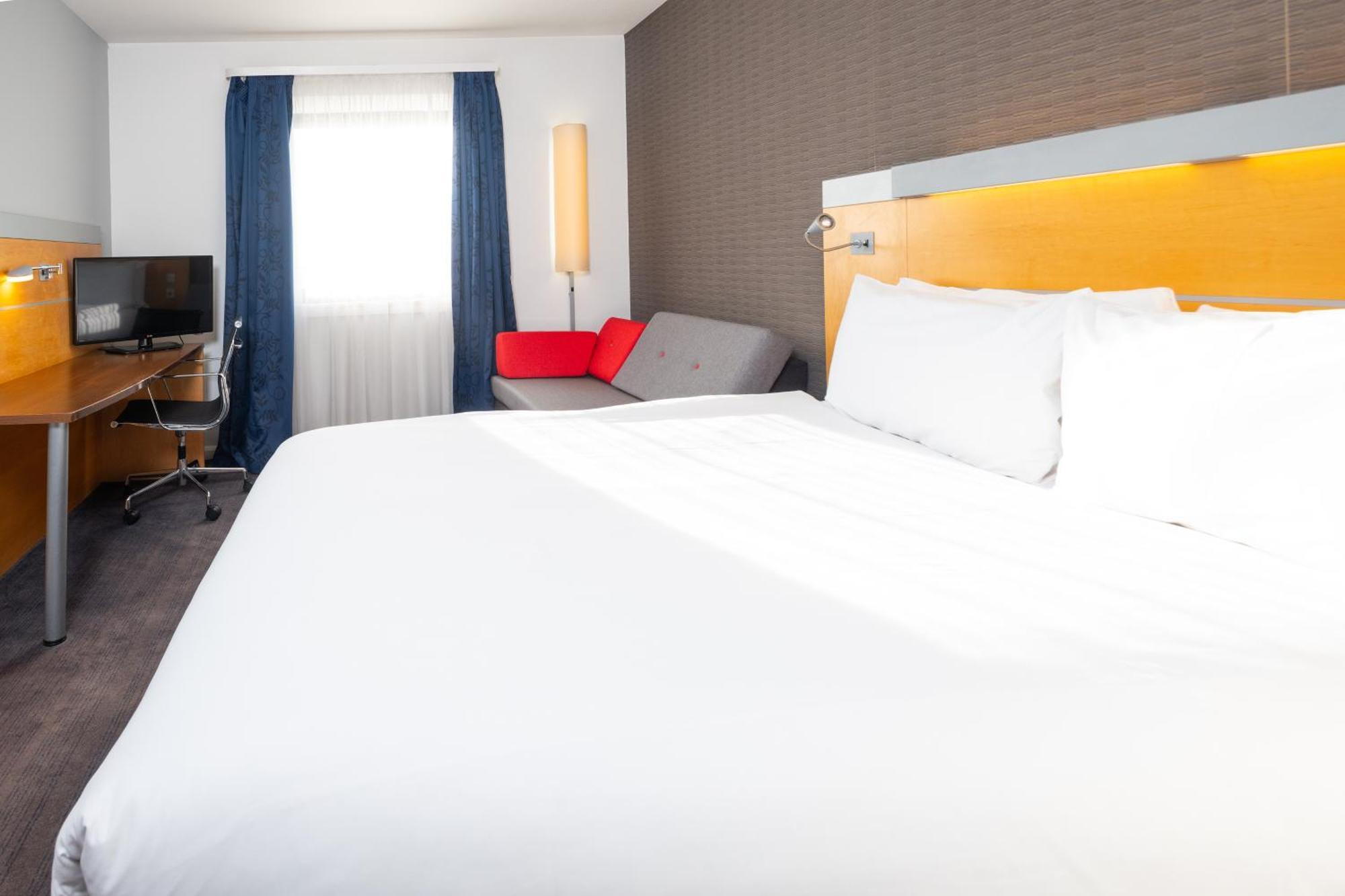 Holiday Inn Express Bedford By Ihg מראה חיצוני תמונה