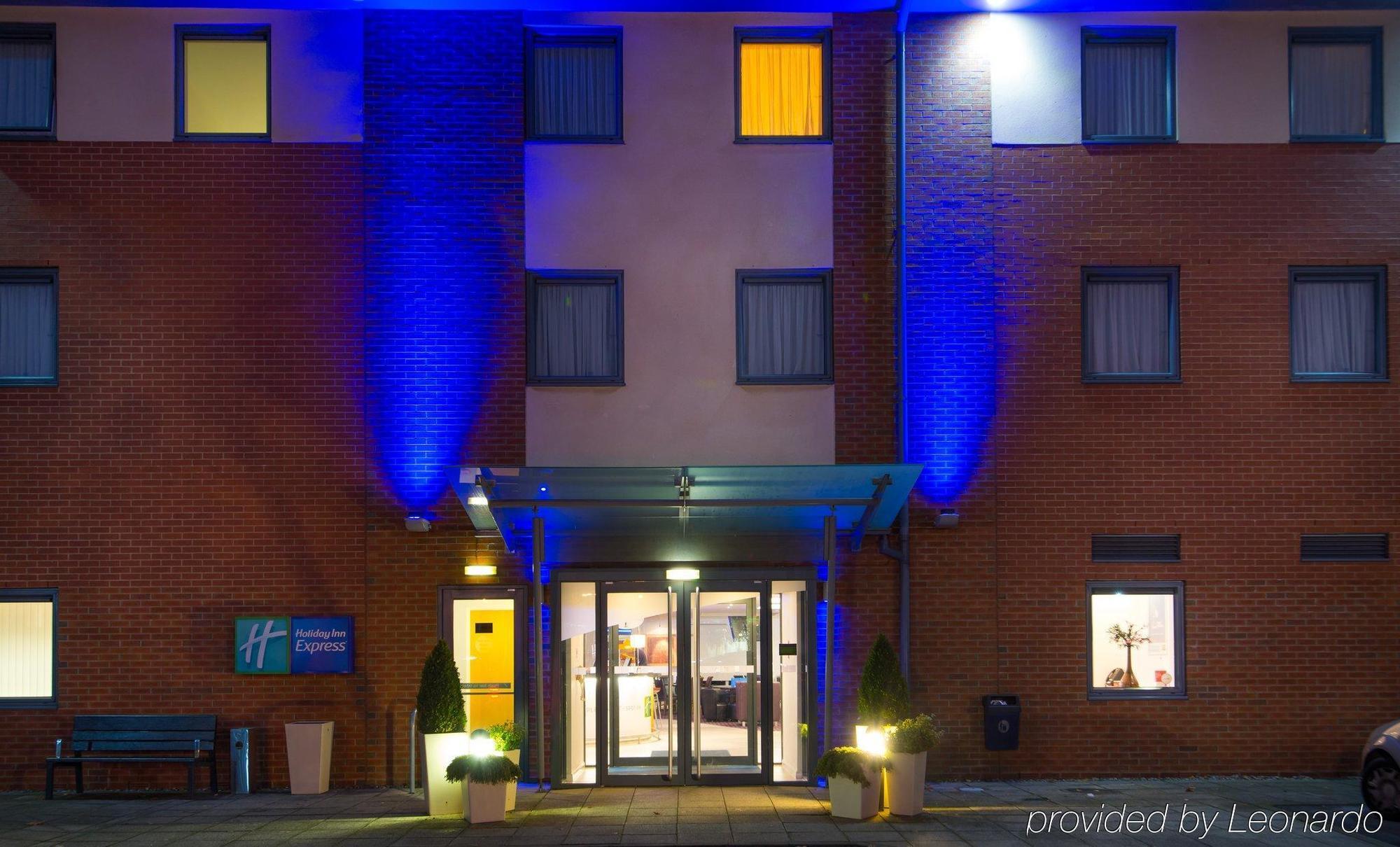 Holiday Inn Express Bedford By Ihg מראה חיצוני תמונה