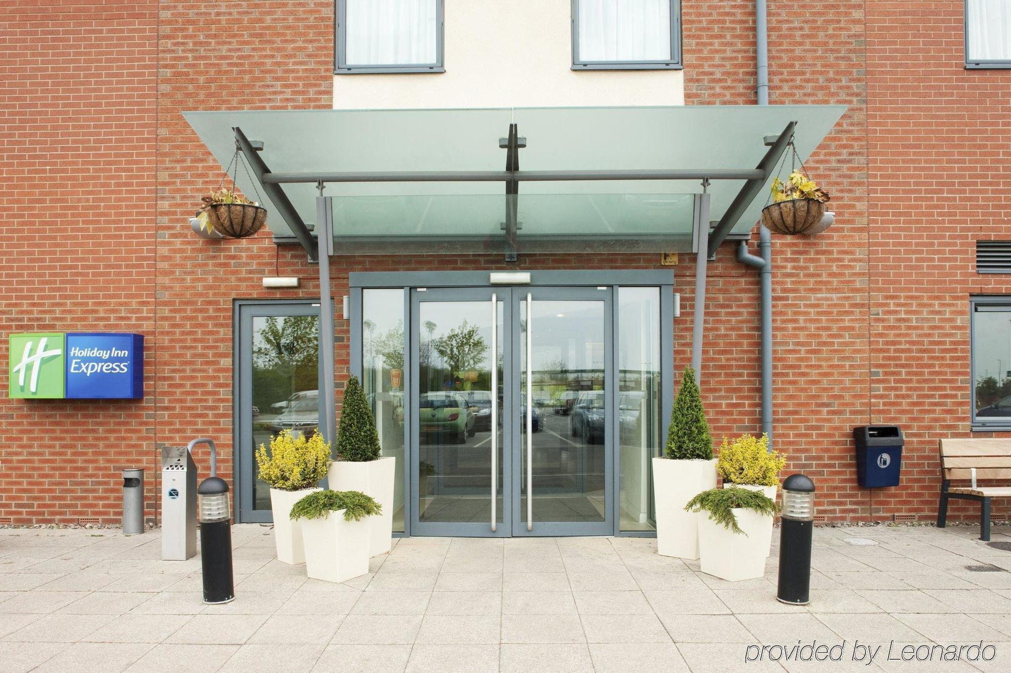 Holiday Inn Express Bedford By Ihg מראה חיצוני תמונה