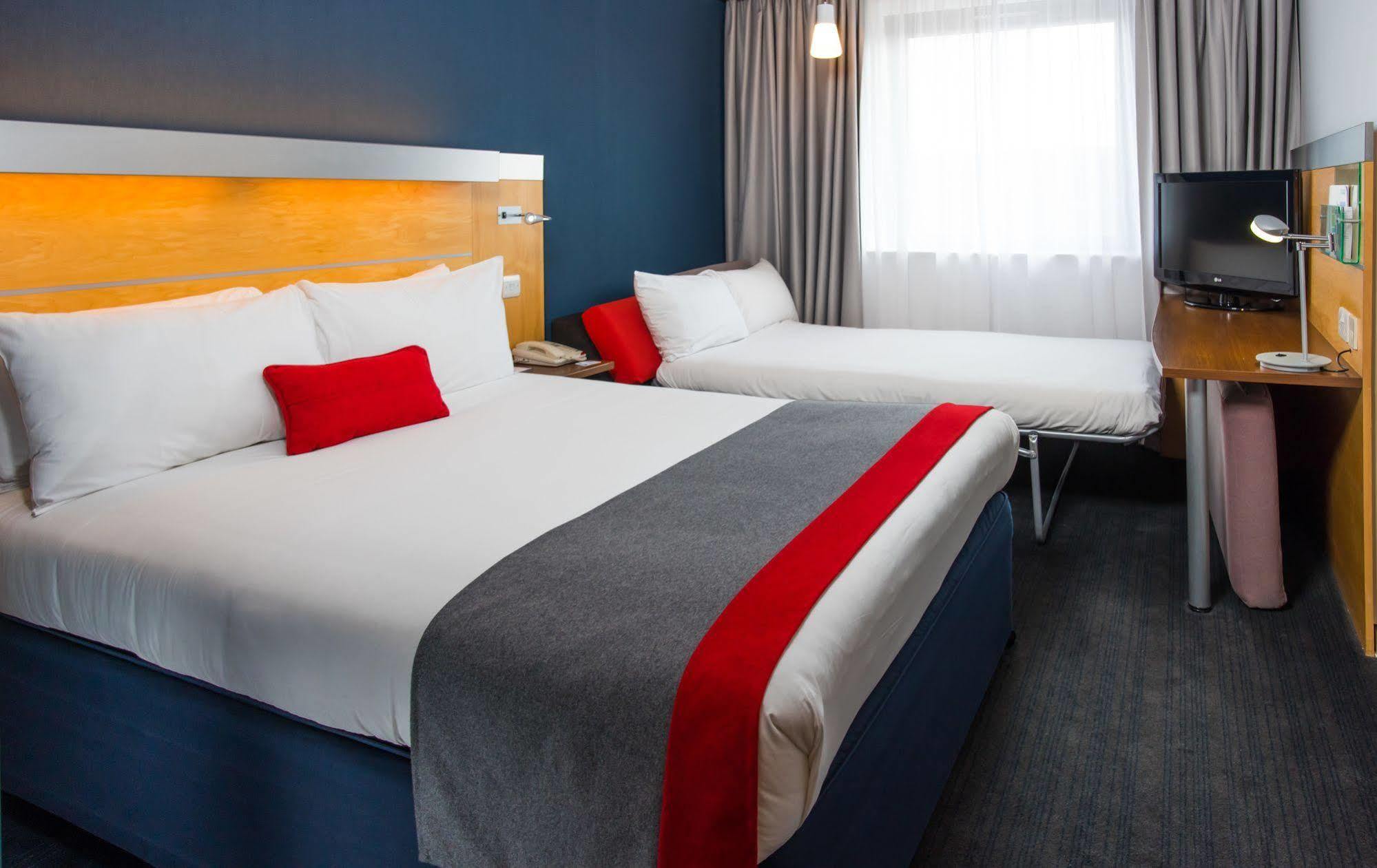 Holiday Inn Express Bedford By Ihg מראה חיצוני תמונה