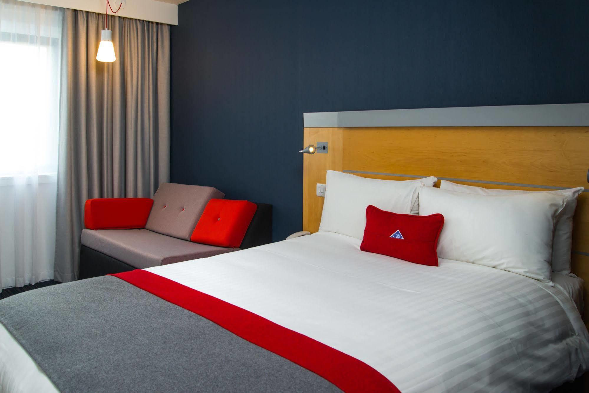 Holiday Inn Express Bedford By Ihg מראה חיצוני תמונה