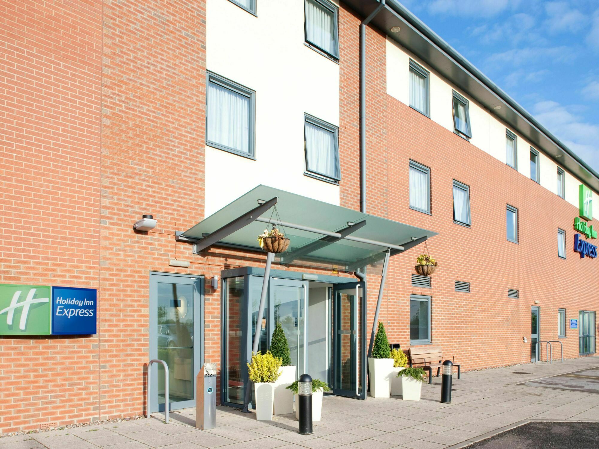 Holiday Inn Express Bedford By Ihg מראה חיצוני תמונה